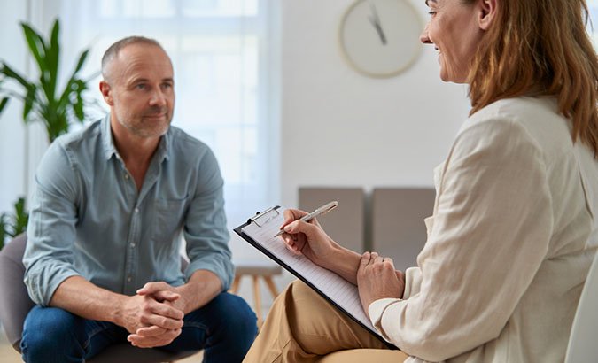 Пациент сидит на анамнезе у психиатра